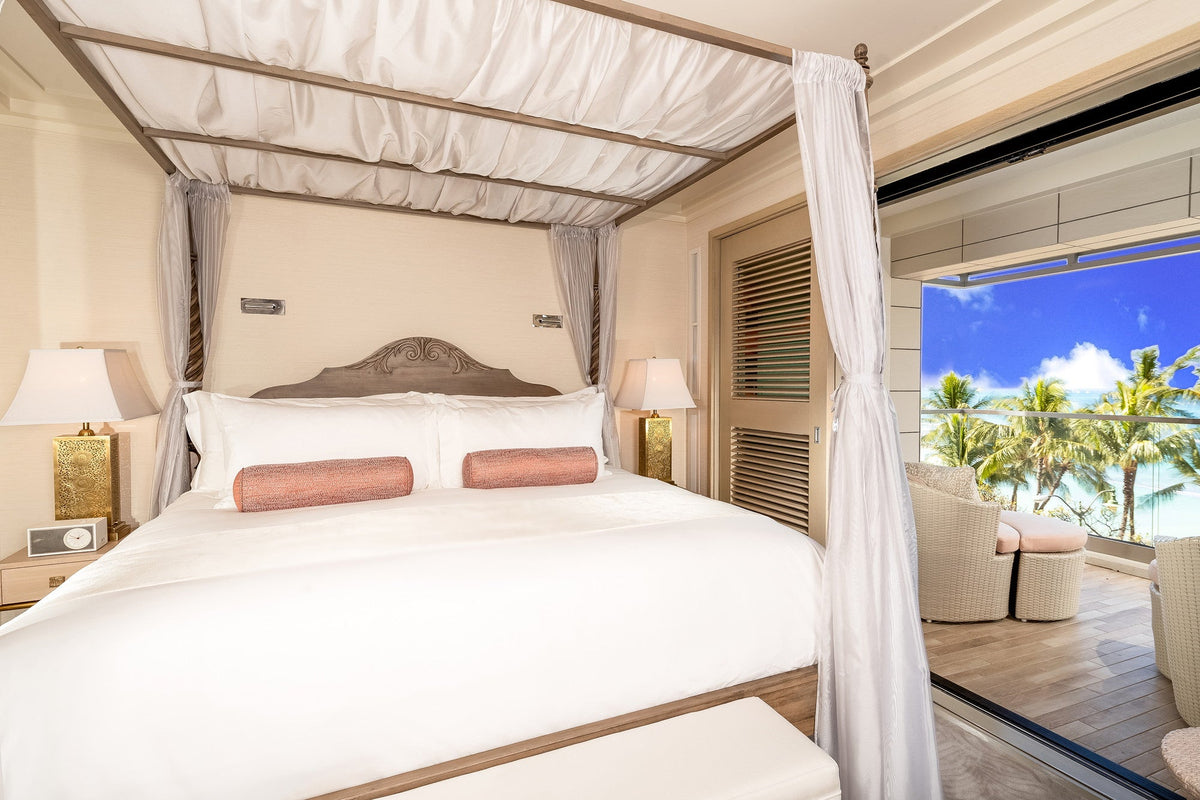 【GuestRoom】『マスターベッドルーム』 全室ワイキキビーチ側に位置しワイキキでは希少な天蓋付きの最高級ベッドルームでお姫様気分を味わえる ラナイとつながりワイキキビーチも眺める空間