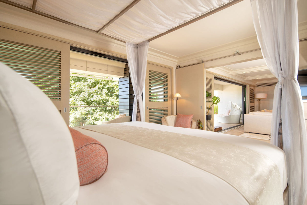 【GuestRoom】マスターベッドルームからはワイキキの朝日が差し込みバニヤンツリーに集まる鳥のさえずりが心地よい目覚ましに