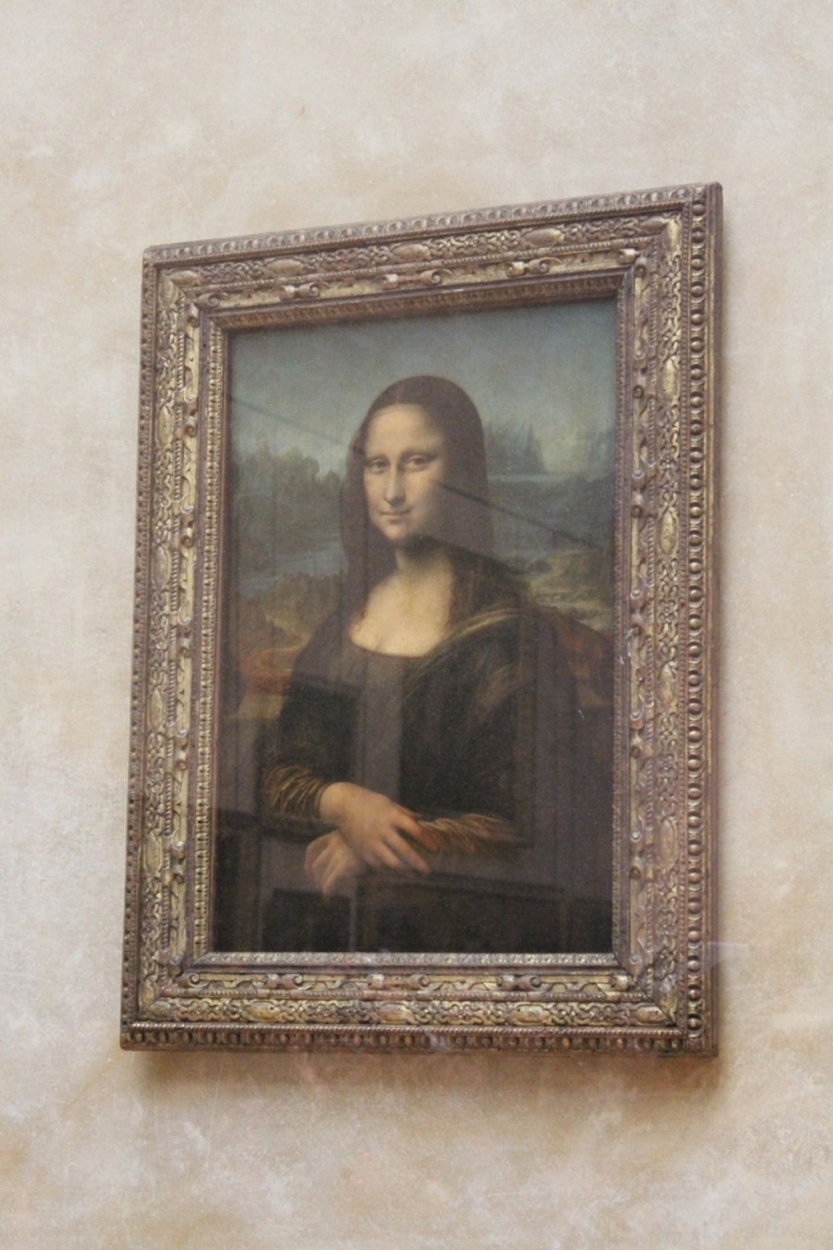 ルーヴル美術館には数えきれないほどの名画や彫刻が展示されています。彫刻の1つ、サモトラケのニケ