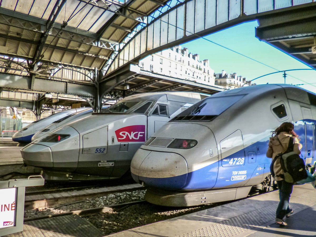 移動手段【TGV(ティージーヴィ)は、フランスが世界に誇る高速列車です。パリを起点にフランス国内周遊や隣国のドイツ、スペイン、イギリスなどを結び、最高時速320kmで駆け抜けます