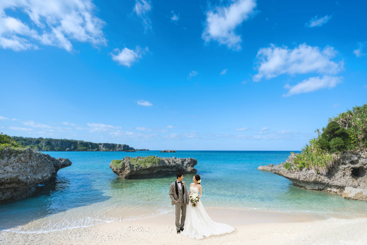 沖縄の有名な景勝地である「万座毛」をバックにビーチ撮影