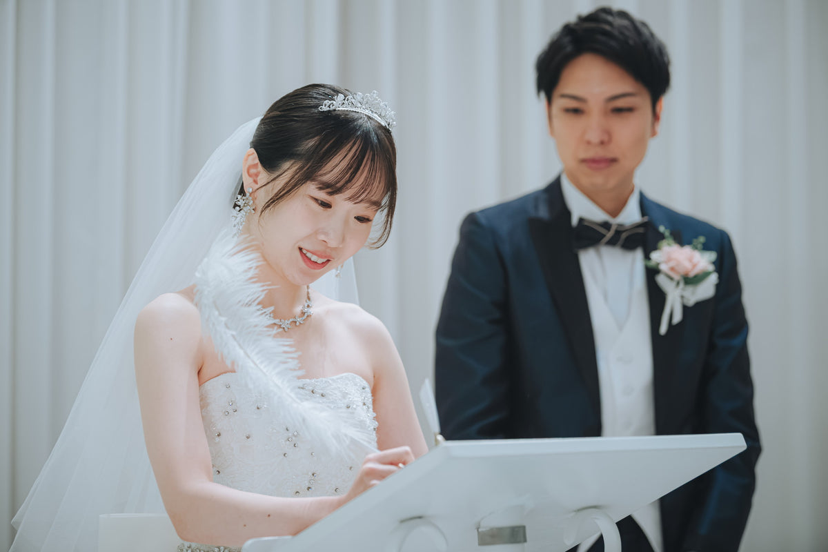 結婚証明書にサイン