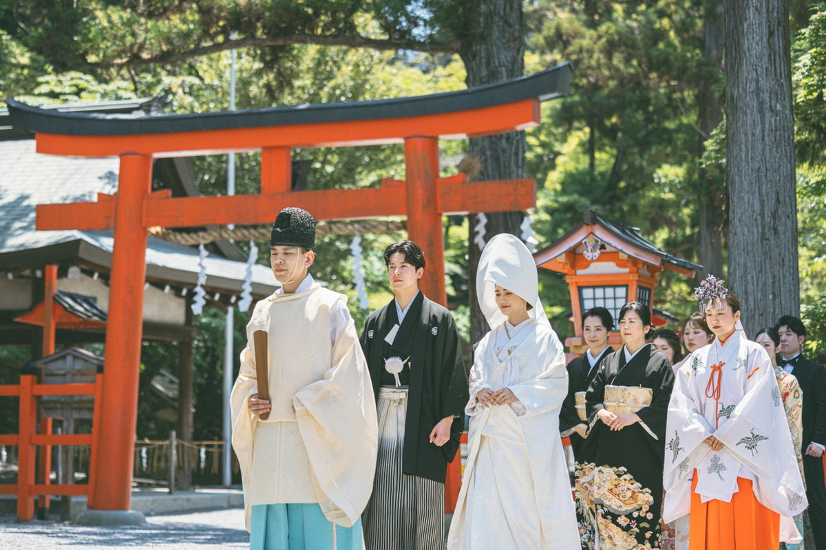 新郎新婦を先頭にご参列の皆様と足並みを揃えて