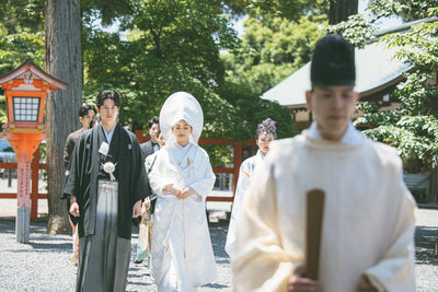 神社の美しい景色の中を、ゆっくりと花嫁行列で本殿へむかいます
