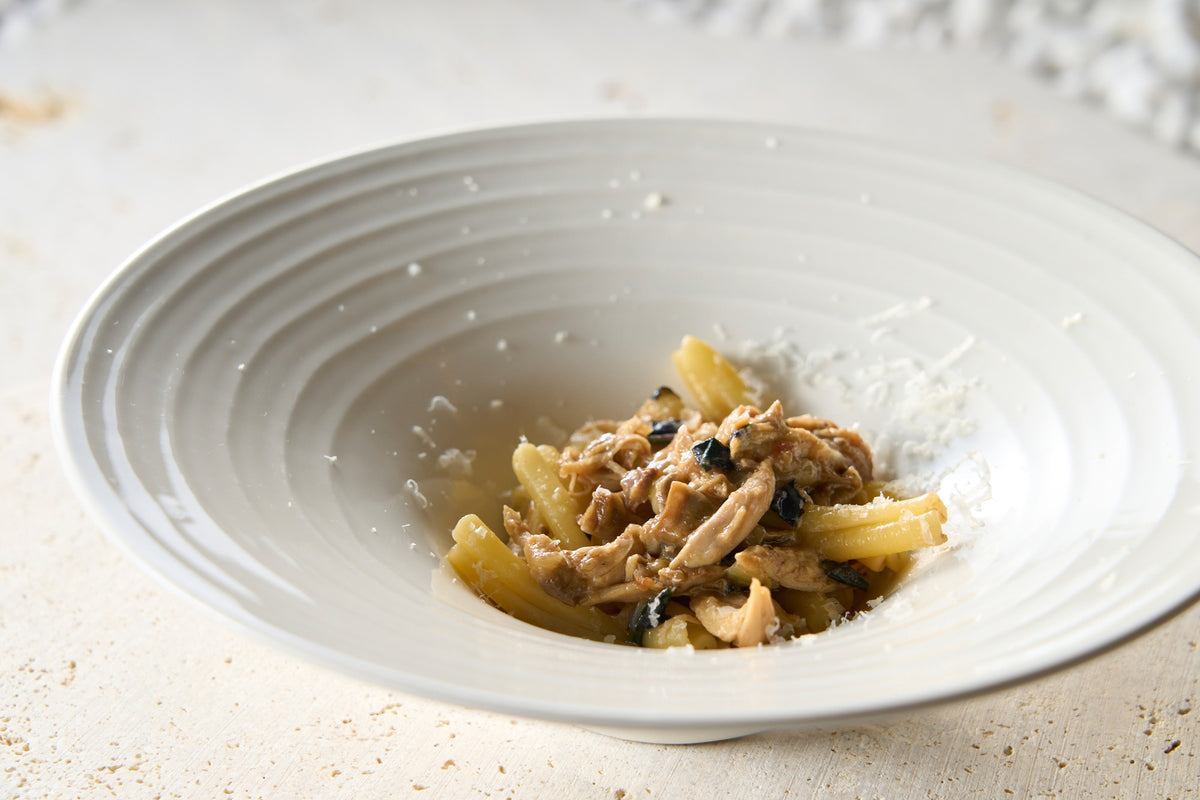 『やんばる若鶏と島野菜のカサレッチェ ドライポルチーニ風味』パスタはのびてしまうことから 婚礼料理には不向きとされていますが バンケットの傍にキッチンがある読谷アクアグレイスでは 出来立てをご提供 高級なショートパスタのカサレッチェを使用しております