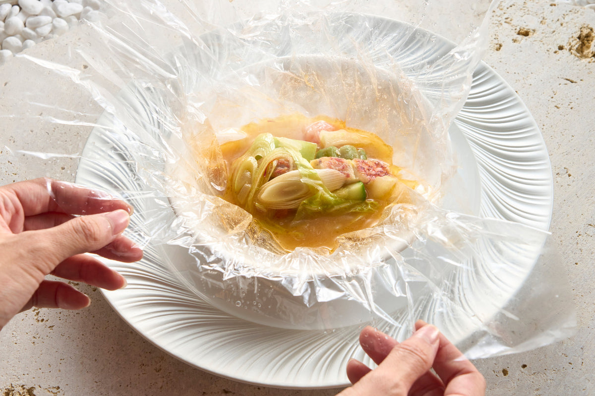 『アカマチと島野菜のカルトッチョ(YOMITANブイヤベース)車エビのビスク風味』カルトッチョは包み焼きのこと お客様ご自身で包みをあけていただくことで 車エビの香ばしいビスク(スープ)の香りを逃がさずお席にお届けすることができます
