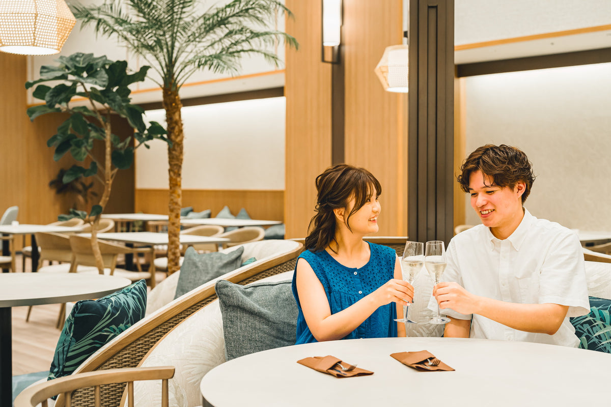 【オールデイダイニングレストラン】オシャレな空間で会話も弾みます。