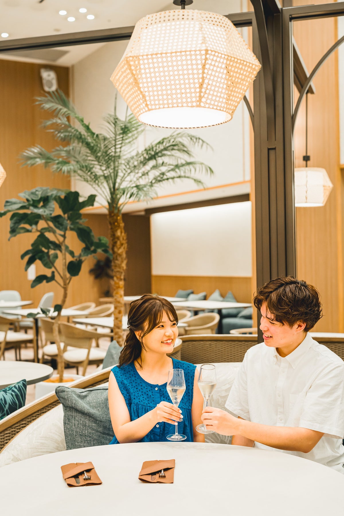 【オールデイダイニングレストラン】オシャレな空間で会話も弾みます。