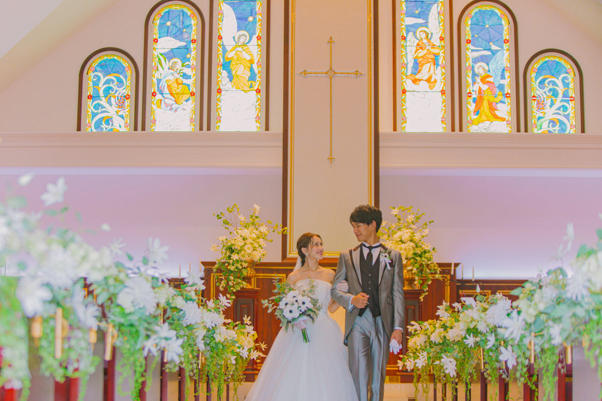 色彩豊かなステンドグラスから差し込む光が、おふたりをやさしく包み込みます。