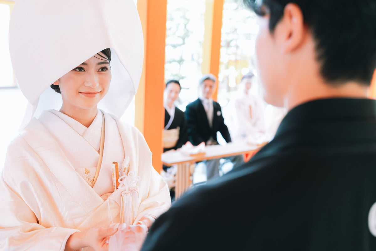 指輪交換　神前式でも行われる永遠の愛と絆を指輪に託し、誓いを交わします。