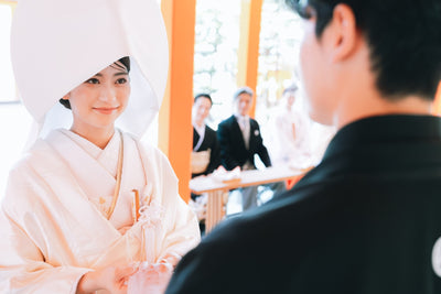 指輪交換　神前式でも行われる永遠の愛と絆を指輪に託し、誓いを交わします。