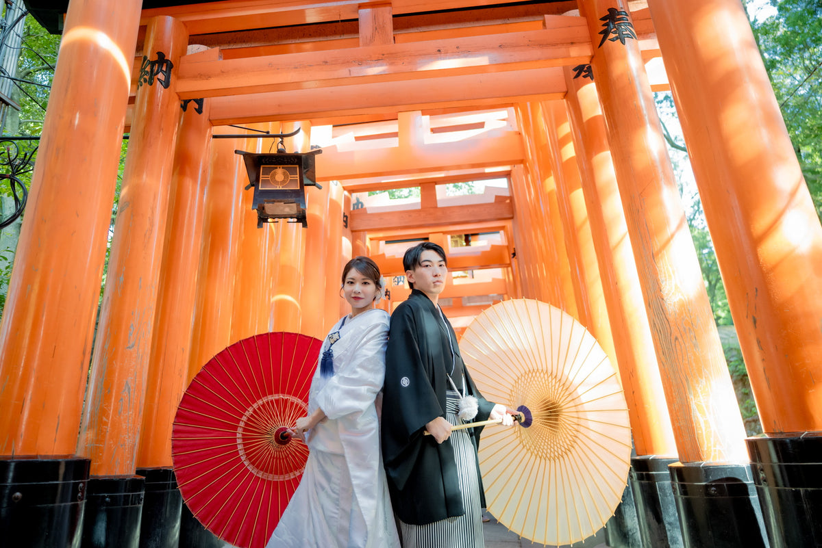 奥行きのある鳥居のトンネルが、印象的でドラマチックな写真を演出