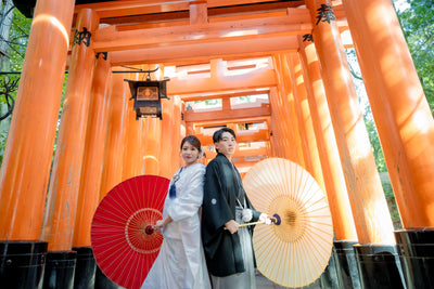 奥行きのある鳥居のトンネルが、印象的でドラマチックな写真を演出