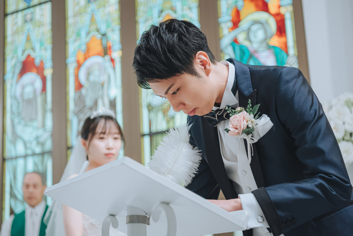 署名台へご移動いただき、結婚証明書にサインをします。