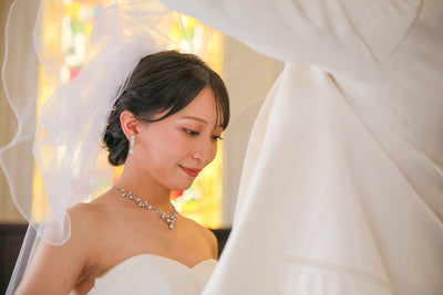 ベールアップ。「これからはふたりで人生を歩む」という意思を表します。