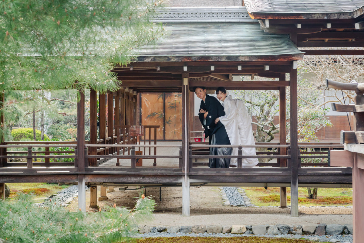 伝統的な和室の静謐さと、芸術的な背景が合わさった「格上の室内写真」が残せます