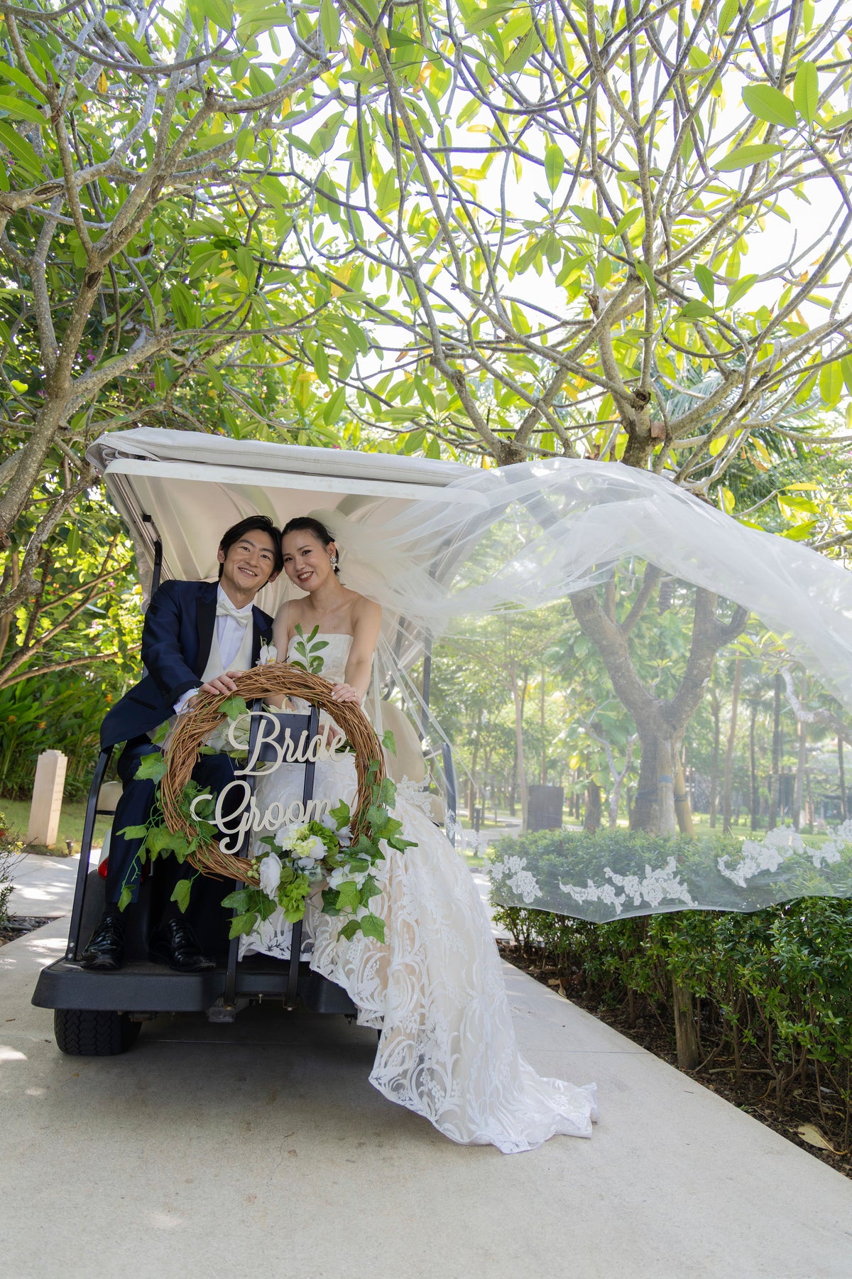 専用のウェディングバギーで移動します