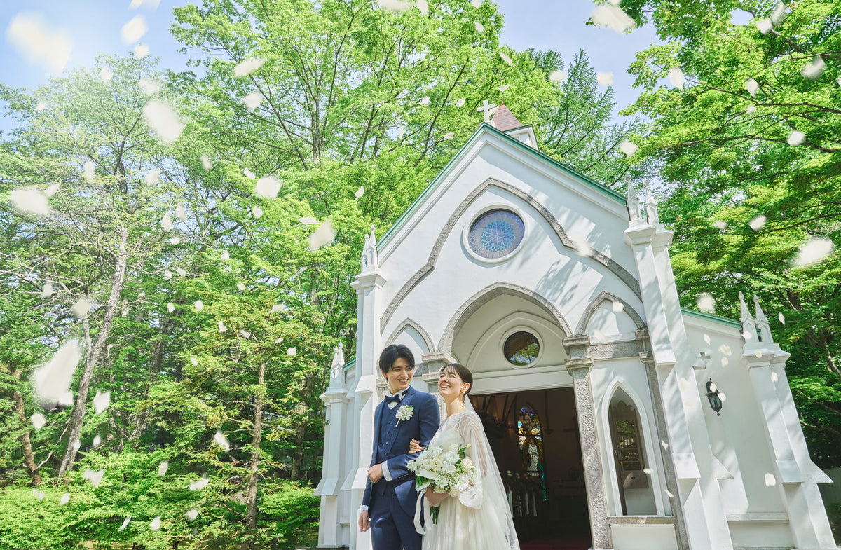 感動的な挙式後は、ゲストに思いっきり祝福いただける舞台をご用意。ハレの日にふさわしい、多幸感あるセレモニーに。皆様との集合写真もOK。