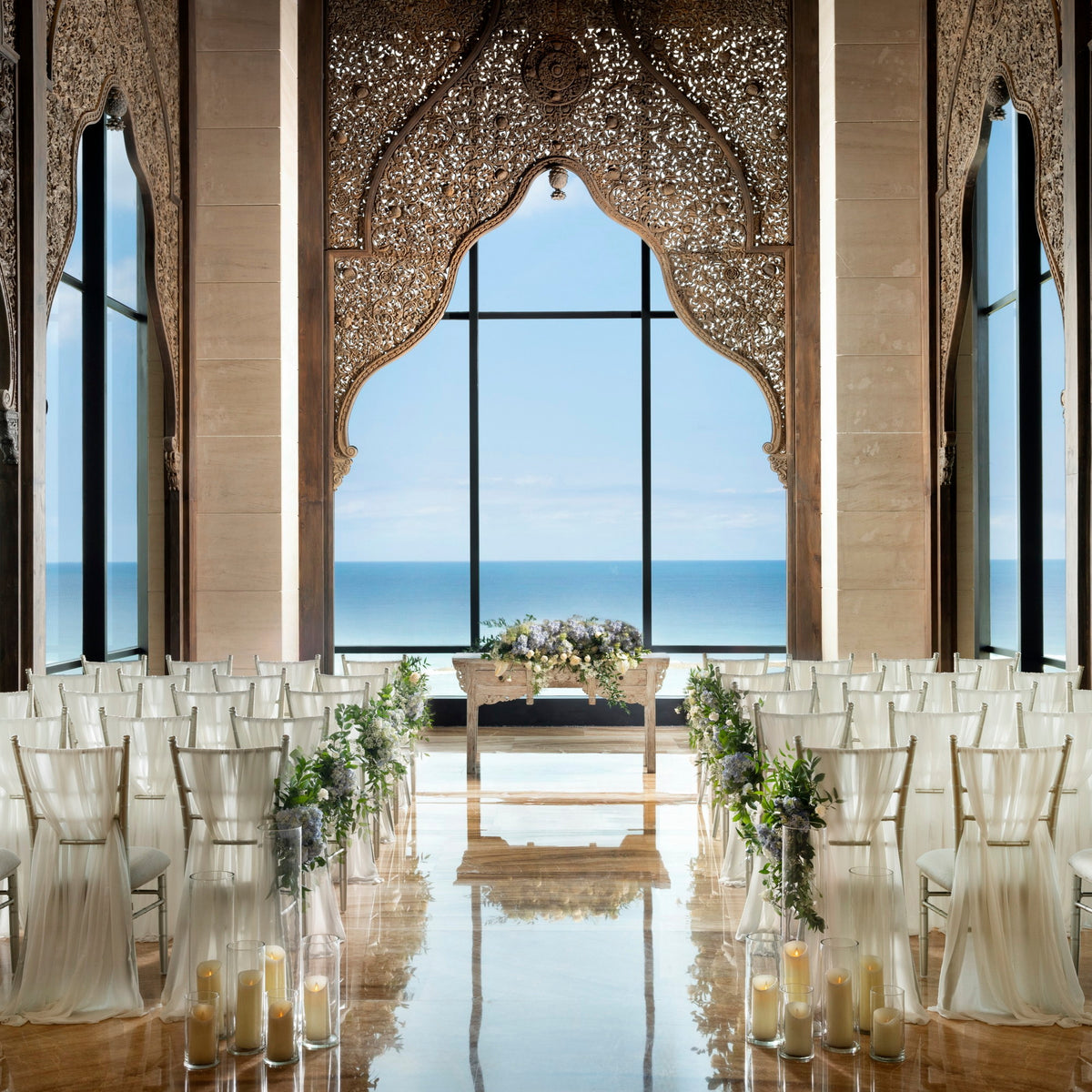 会場装花はホワイト＆グリーン／ピンク＆グリーン／ブルー＆グリーンよりお選びいただけます※画像はブルー＆グリーン