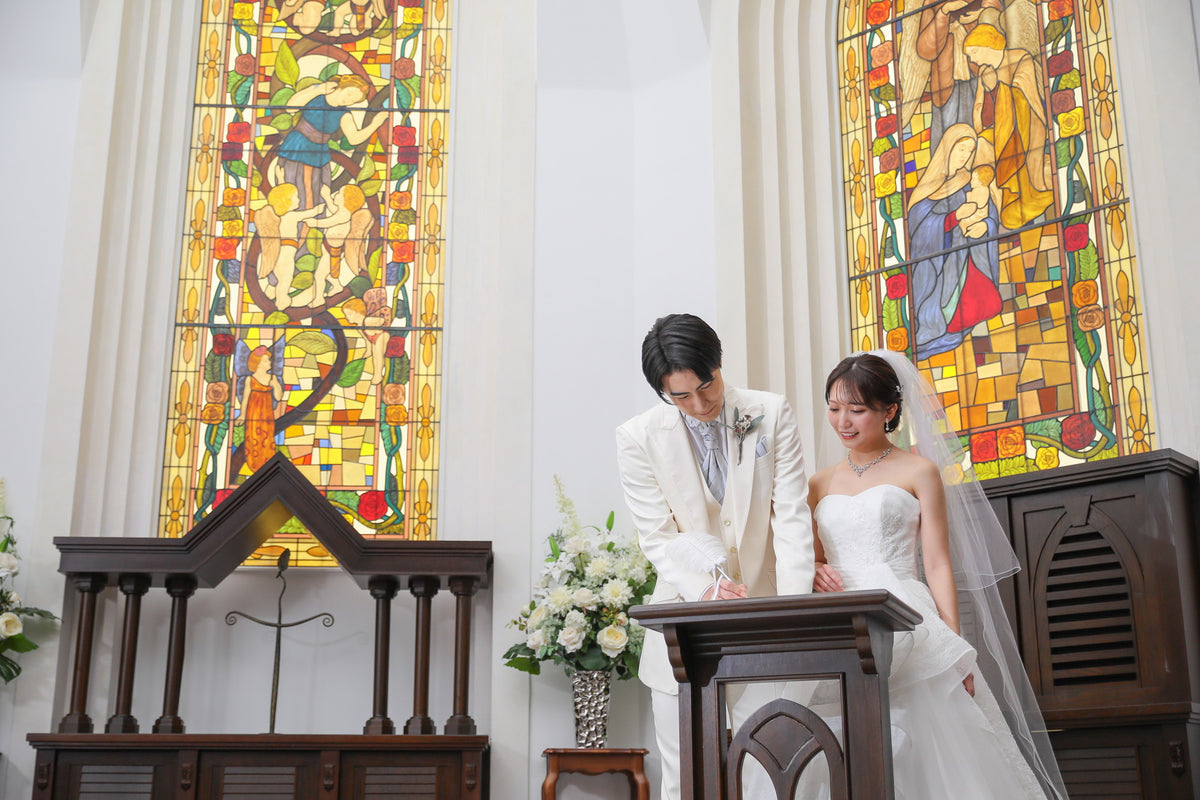 署名台へご移動いただき、結婚証明書にサインをします。