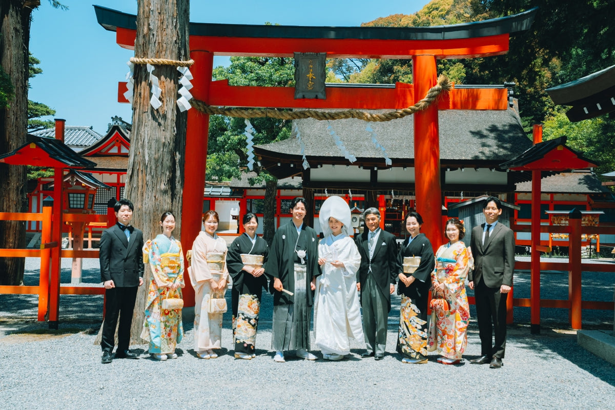 大切な皆さまと一緒に。二人の新たな門出を祝う記念の一枚。