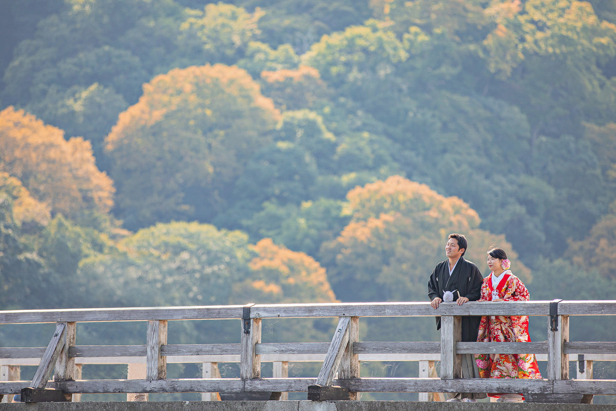 渡月橋（とげつきょう）は、山・川・橋が一体となった開放感のある景色で、四季によってまったく違う表情に