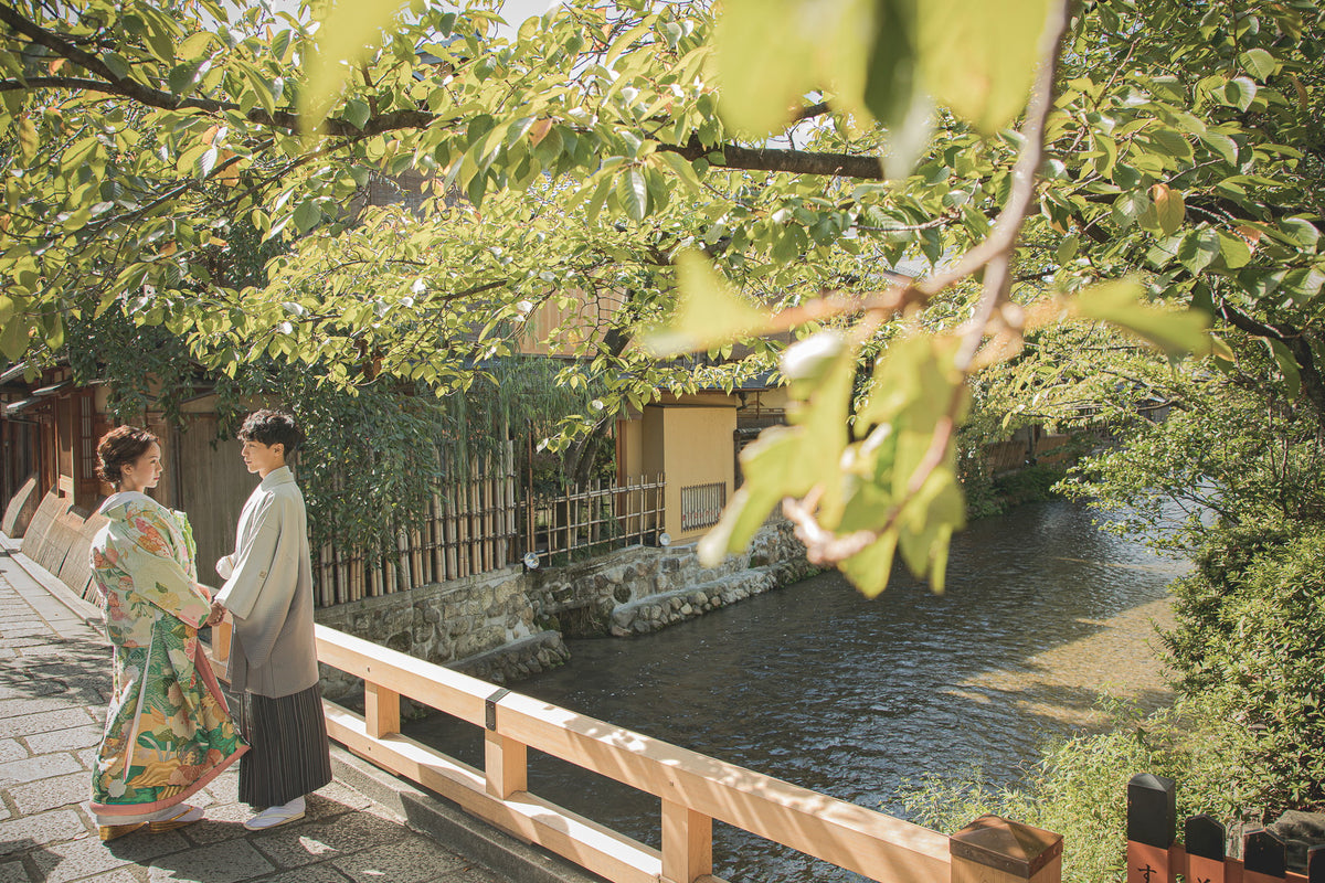 祇園白川（ぎおんしらかわ）は、京都市東山区の白川南通沿いにある、石畳と紅殻格子の町家が並ぶ歴史的な情緒あふれるエリアです
