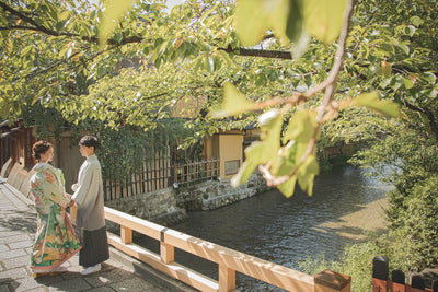 祇園白川（ぎおんしらかわ）は、京都市東山区の白川南通沿いにある、石畳と紅殻格子の町家が並ぶ歴史的な情緒あふれるエリアです