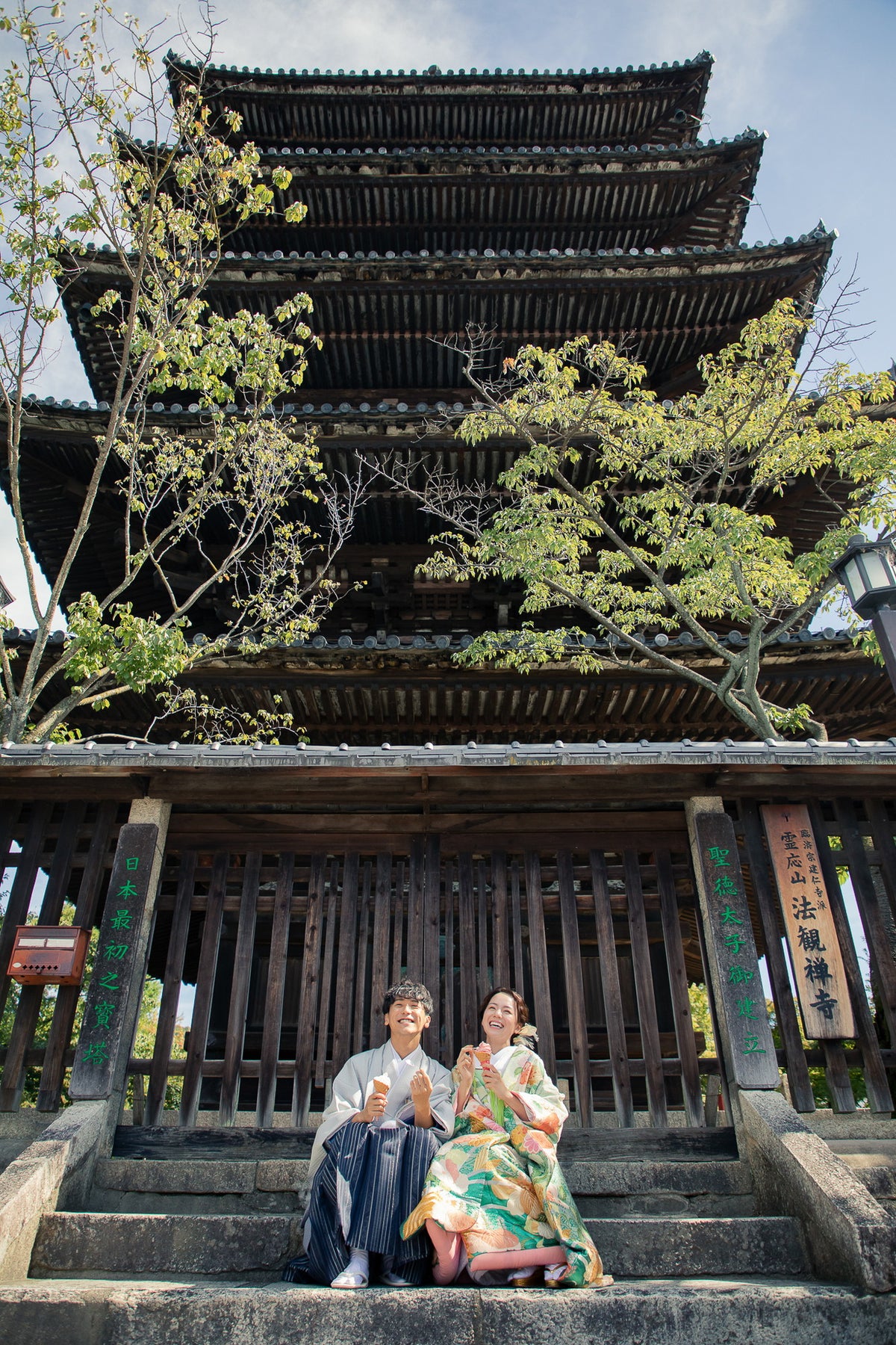 石畳の先にそびえる歴史、八坂の塔