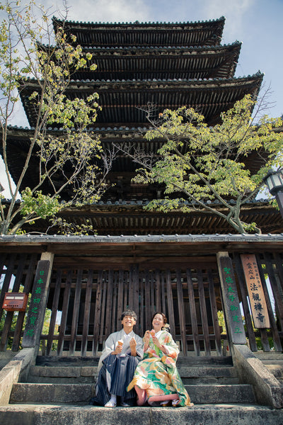 石畳の先にそびえる歴史、八坂の塔