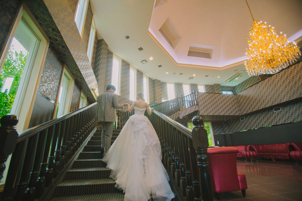 線のラインがドレスやシルエットを引き立て、光と影のコントラストがドラマティックな雰囲気を演出