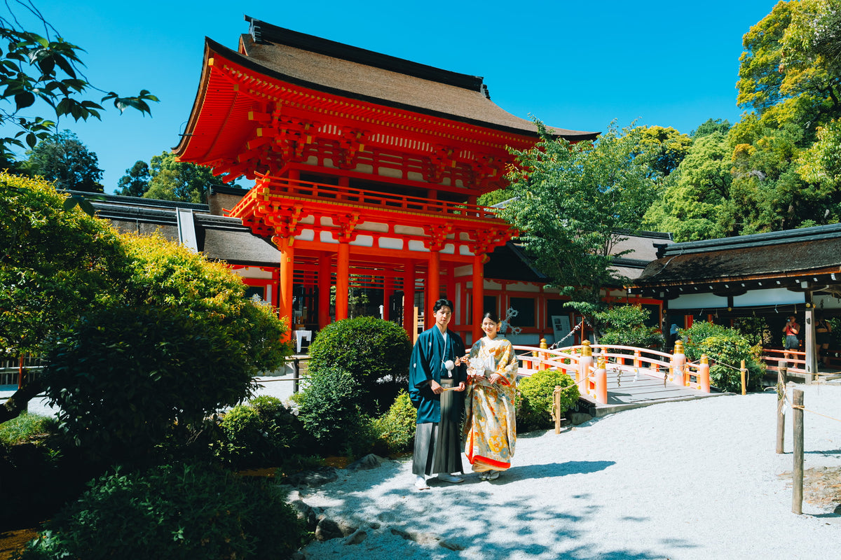 朱色の楼門前での撮影は上賀茂神社らしい美しい風景