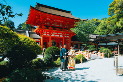 朱色の楼門前での撮影は上賀茂神社らしい美しい風景