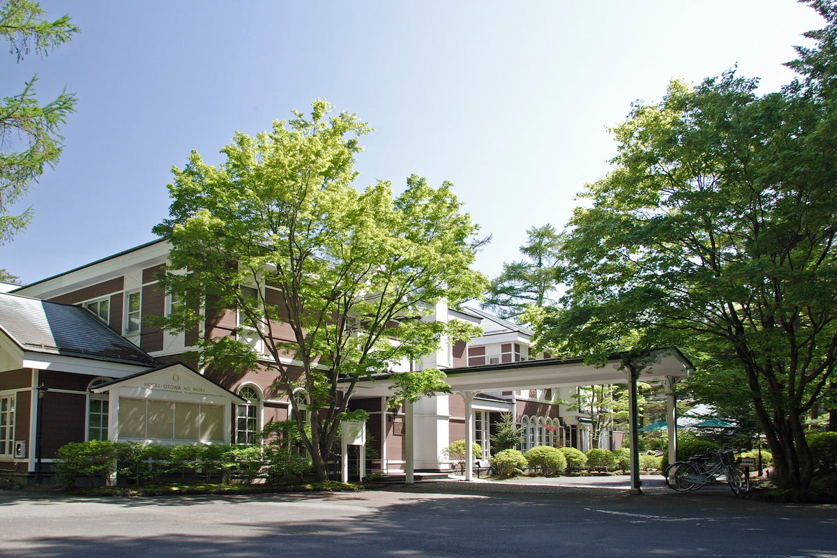 静けさに満ちた別荘地に静かに佇むホテル音羽ノ森。本物の礼拝堂がおふたりの誓いの舞台に。