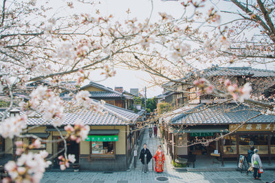 石畳の道や風情ある景色が、ふたりの時間をやさしく彩ります