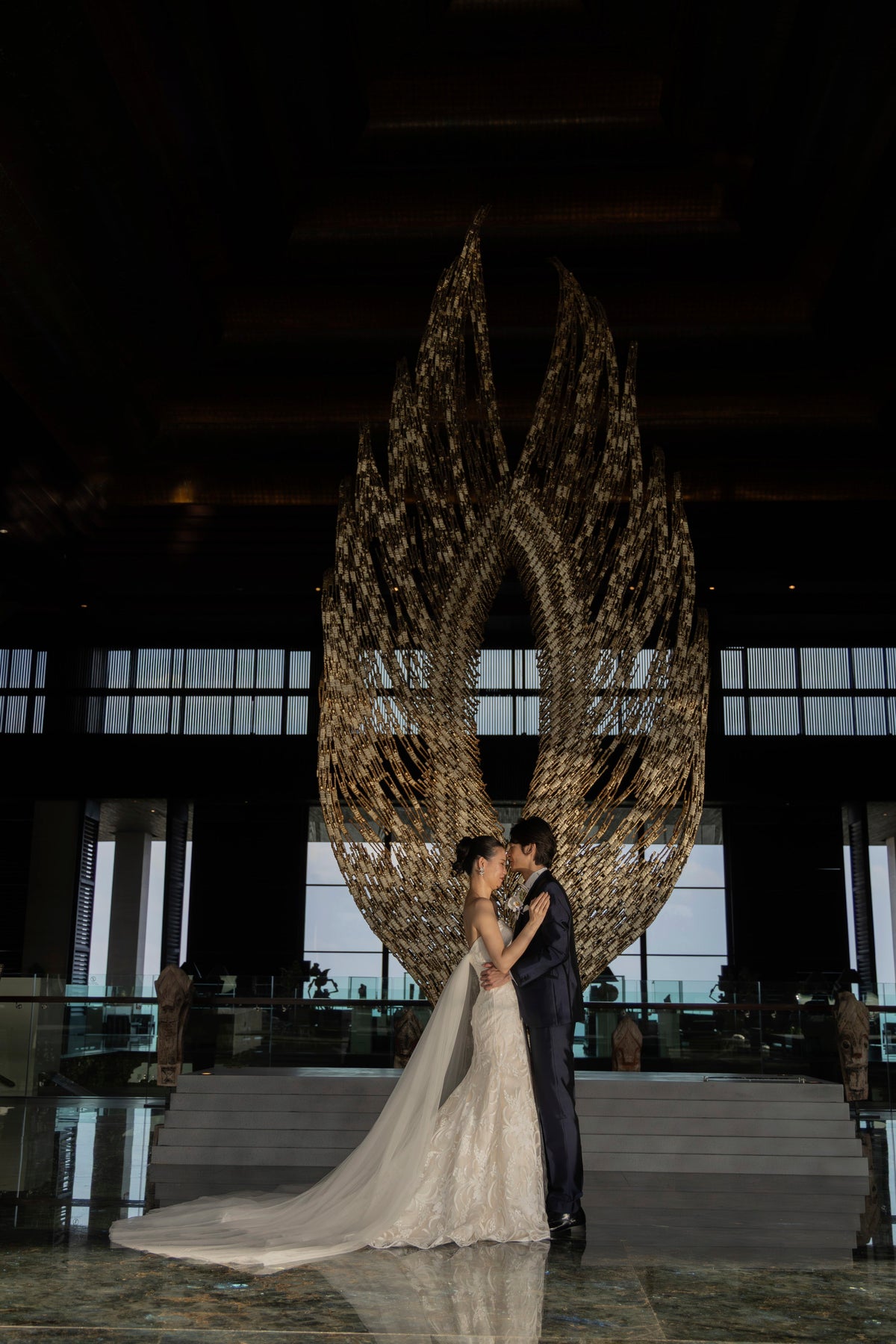 外の光が差し込む幻想的な雰囲気での撮影(ホテルフォトツアー)