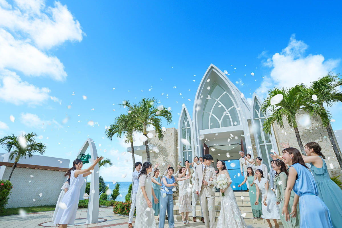 挙式後は 沖縄の空のもとフラワーシャワー等の演出で皆様からの祝福を