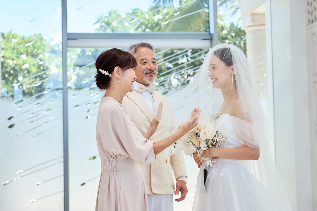 ベールダウンで、お母様がご新婦様への「最後の身支度」を整えます
