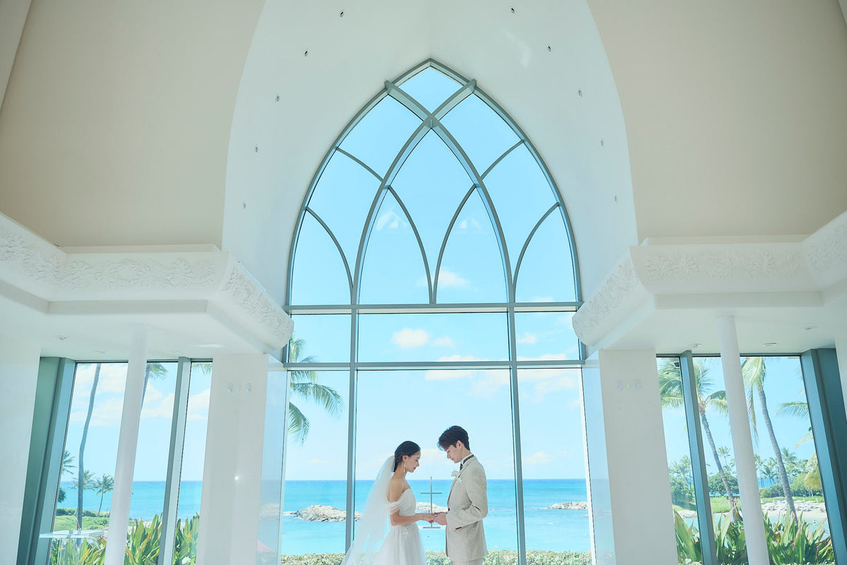 祭壇にならぶお二人のバックには、美しい海の景色　　想像していたハワイがすぐそこにあります