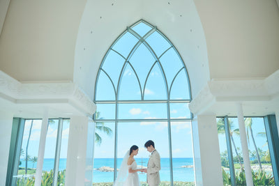 祭壇にならぶお二人のバックには、美しい海の景色　　想像していたハワイがすぐそこにあります
