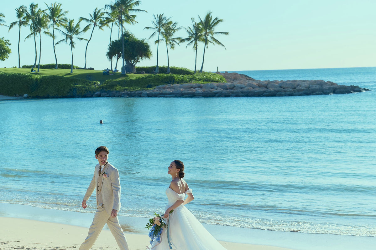 コオリナの透明度の高い海が目の前に広がり、ドレスとタキシードが一段と美しく引き立ちます