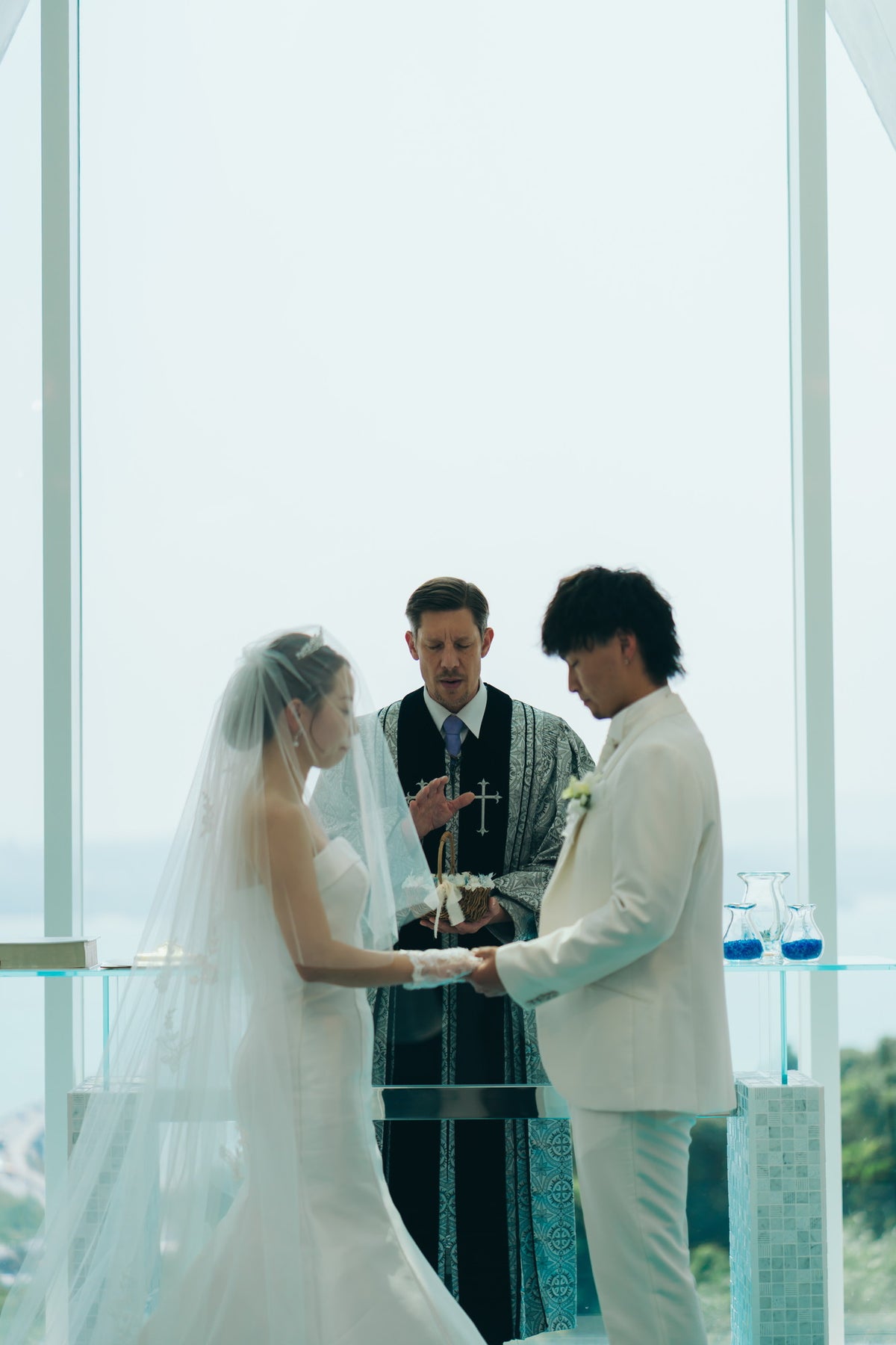 沖縄　古宇利島 空と海の教会 リアルウェディング［JTBおふたりさま婚］ 1568309　10月7日 12:30式