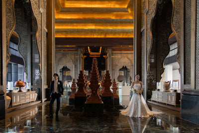 石床には、ラブラドライトが使用されており、光の角度によるきらめきが美しい