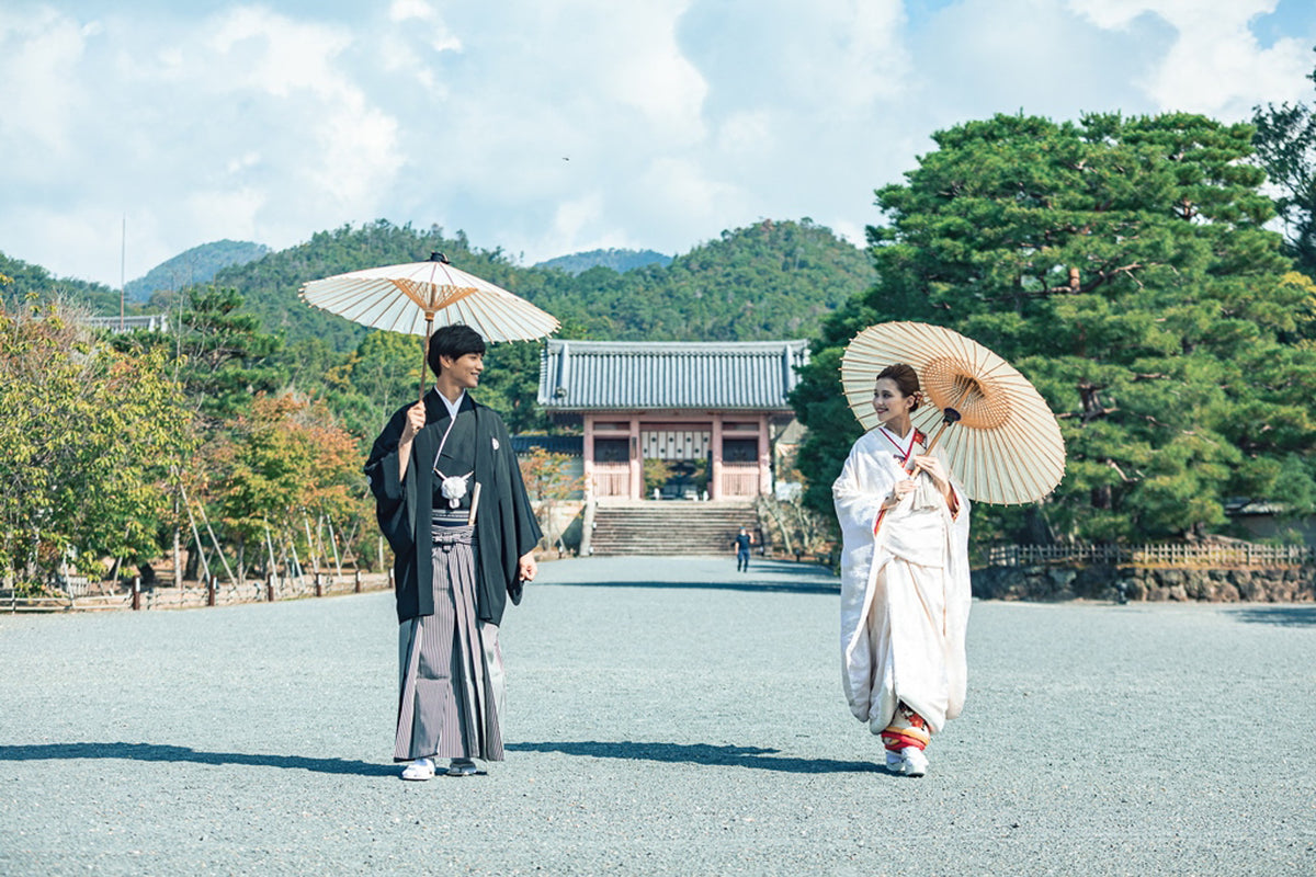 荘厳な門とともに