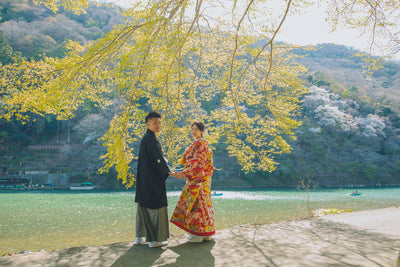 華やかな色柄が際立つ色打掛で写真全体の印象も華やかに