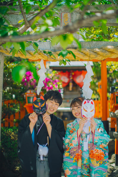 狐のお面を使った撮影が人気です