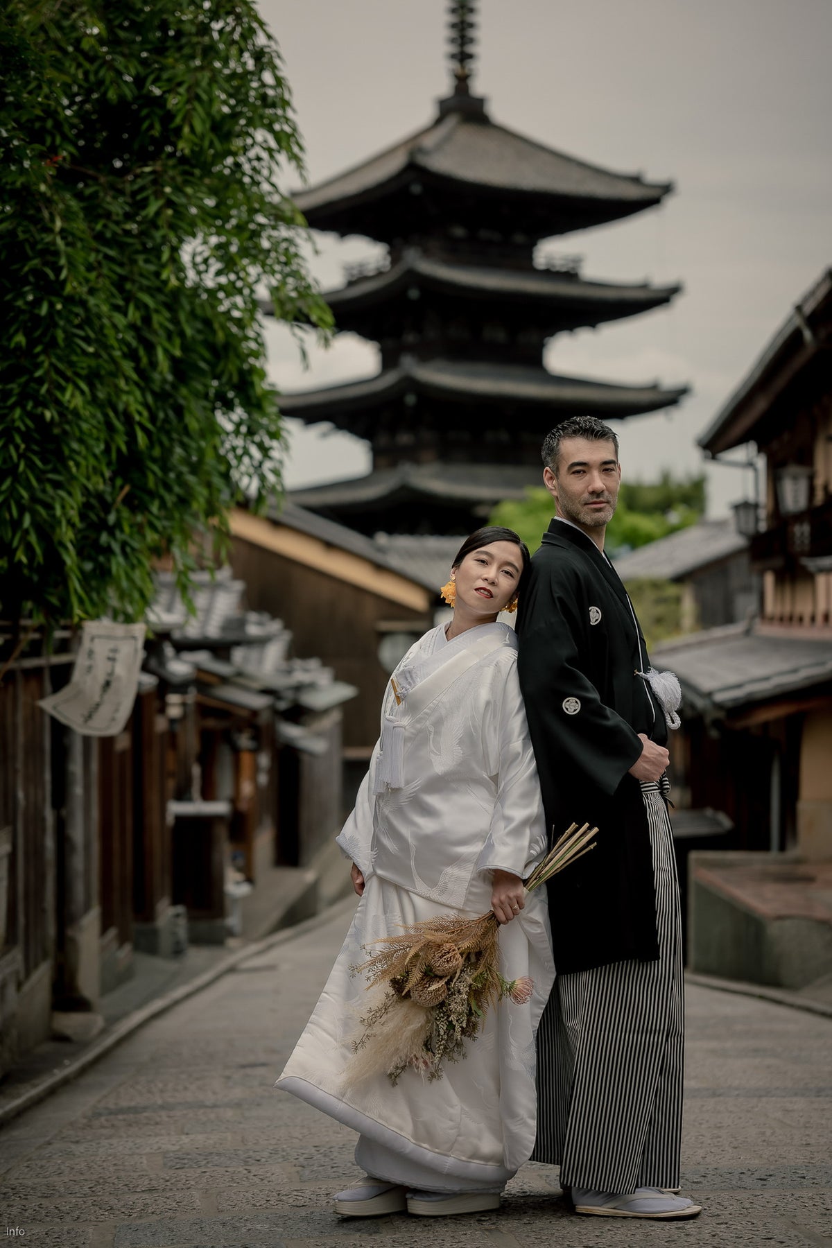 五重塔は重要文化財に指定されている和様建築を背景にシックな一枚