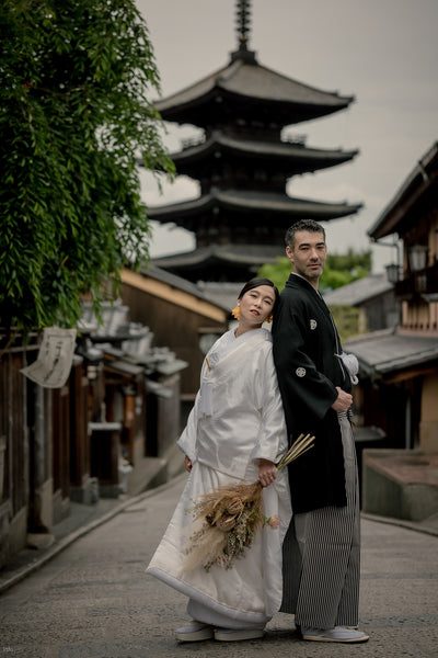 五重塔は重要文化財に指定されている和様建築を背景にシックな一枚