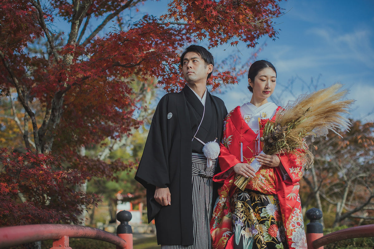 春の桜、秋の紅葉が水面に映り込む様子は圧巻の美しさです