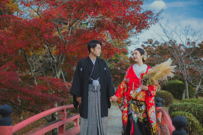 紅葉と橋の赤のコントラストが印象的な1枚